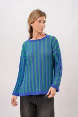 Sweater tejido de punto con franjas verticales azules y verdes, de corte holgado y mangas largas.