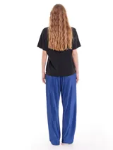 Remera verde de algodón lavado, con cuello redondo, mangas cortas y corte oversized.