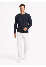 Sweater de punto color beige, de cuello redondo y manga larga, con diseño texturizado de rayas verticales sutiles.