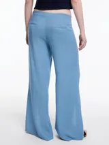 Pantalón ancho color fucsia, con tajos laterales en la botamanga y lazos ajustables. Confeccionado en tejido liviano de lino y viscosa.