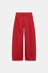 Jeans estilo baggy oversize de tiro medio en color rojo, con cinco bolsillos, trabillas para cinto y costuras decorativas marcadas en las piernas.