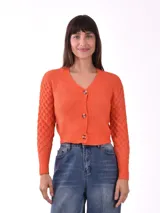 Saco de punto color naranja, con escote en V, cierre frontal con botones y mangas largas con textura de relieve.
