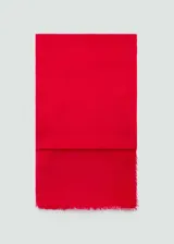 Fular rojo de tejido mezcla de lino con terminaciones deshilachadas.