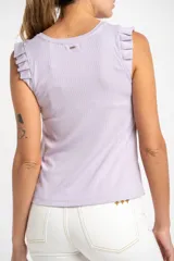 Musculosa lila de punto canalé con volados en los hombros.