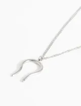 Collar plateado de acero quirúrgico hipoalergénico con dije en forma de U.