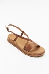 Sandalias negras con tiras cruzadas y hebilla ajustable, suela de corcho y plataforma.