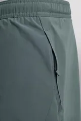 Short de entrenamiento deportivo con diseño 2 en 1, que incluye una capa exterior de tejido técnico ligero y una malla interior ajustada. Cuenta con cintura elástica con cordón de ajuste, bolsillos laterales con cierre y aberturas en el bajo.