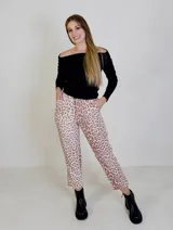 Pantalón de gabardina color blanco con estampado animal print en tonos marrones, corte recto y tiro alto.