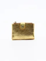 Billetera pequeña de diseño rectangular en color dorado con acabado texturizado. Cuenta con un cierre superior y una solapa frontal con broche a presión.