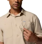 Camisa de manga corta Columbia modelo Silver Ridge II, color beige, con bolsillos frontales en el pecho, cuello clásico y cierre de botones. Confeccionada con tecnologías de protección solar y absorción de humedad.