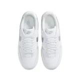 Championes Nike Gamma Force de diseño urbano, con base blanca y detalles en plateado metalizado en el logo lateral y el talón. Presenta una suela de plataforma en tono crema con acabado gris en la parte inferior.