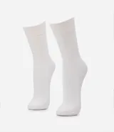 Par de medias de caña mediana confeccionadas en viscosa con textura acanalada y diseño sin costuras.