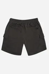 Bermuda cargo de felpa color negro, con cintura elástica y cordón de ajuste. Presenta bolsillos laterales tipo cargo con solapa y logo estampado en la parte inferior.