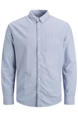 Camisa celeste de manga larga con cuello abotonado, cierre con botones y bolsillo en el pecho. Corte slim fit.