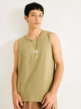 Musculosa de algodón color verde oliva, con cuello redondo y estampa minimalista en el pecho que muestra una palmera dentro de un recuadro.