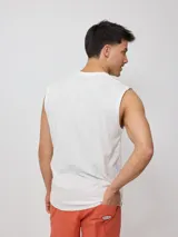 Musculosa blanca de algodón con corte holgado y estampado frontal con el logo de la marca Rusty.