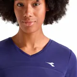 Remera deportiva Diadora de cuello en V y manga corta, confeccionada en tejido técnico transpirable de color azul, con logo de la marca estampado en el pecho.
