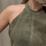 Top halter de cuero plateado con acabado metalizado, diseño estructurado con costura central vertical y bajo en punta.