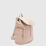 Mochila de estilo puffer color rojo, confeccionada en nylon resistente al agua. Cuenta con solapa superior, cierre con cordón ajustable, bolsillos laterales con cierre y compartimento interno para laptop.