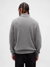 Buzo de punto con cuello alto tipo polera, de manga larga y diseño clásico con puños y ruedo acanalados.