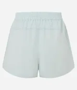 Bermuda deportiva femenina modelo runner color verde menta, con cintura elástica y diseño holgado con bajo redondeado.