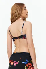 Top de bikini negro con estampado de jungla multicolor, corte recto y tirantes finos.
