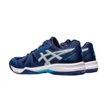 Championes de pádel Asics modelo Gel Padel Pro 5, color azul con detalles en celeste y blanco. Presentan un diseño técnico con malla transpirable y refuerzos sintéticos, ideales para el rendimiento en cancha.