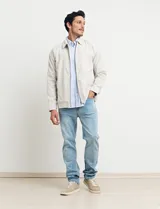 Campera azul oscuro con cierre frontal, cuello clásico y bolsillos laterales.