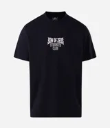 Remera de algodón negro con cuello redondo y mangas cortas, de calce cómodo. Cuenta con una gran estampa en la espalda que incluye ilustraciones mitológicas e inscripciones alusivas.