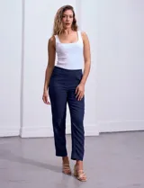 Pantalón pull-on de corte slim y tiro medio, confeccionado en crepe azul marino. Cuenta con bolsillos delanteros inclinados y bolsillos de ojal en la parte trasera.