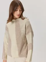 Buzo de tejido de punto con diseño de rayas verticales anchas en tonos beige y crema, cuello semipolera y manga larga.