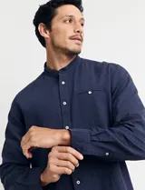 Camisa de lino color beige, de cuello mao y manga larga.