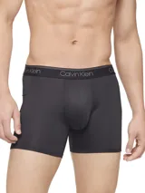 Pack de tres bóxers tipo brief Calvin Klein, confeccionados en tejido micro stretch transpirable. Presentan un diseño ajustado con cintura elástica distintiva de la marca.