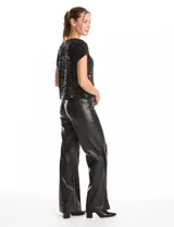 Blusa de manga corta con cuello a la base, completamente cubierta de lentejuelas negras. Cuenta con forro interno a tono.