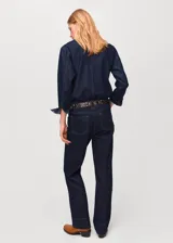Jeans tiro medio de corte recto y diseño largo, confeccionados en tejido denim de algodón. Cuentan con cierre delantero de cremallera y botón, trabillas para cinturón, bolsillos delanteros y bolsillos de parche en la parte posterior, con costura del bajo ancha.