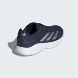Championes de pádel Adidas Courtquick, color azul marino con las icónicas tres tiras en plateado y suela blanca. Presentan un diseño liviano con estructura estabilizadora, mediasuela Bounce flexible y acolchado Cloudfoam para mayor soporte y comodidad en movimientos rápidos.