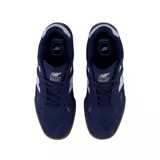 Championes urbanos New Balance modelo 600, color azul marino con detalles en celeste claro y suela de goma color caramelo. Presentan el logo N característico en los laterales y una combinación de materiales en gamuza y malla.