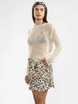 Shorts de lino con estampado animal print combinado de cebra y leopardo, de talle medio y corte relajado con bolsillos laterales.