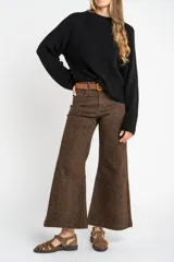 Sweater de algodón color azul, de punto grueso, con cuello redondo y mangas largas.