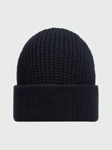 Gorro de lana azul marino con textura acanalada y logo de la marca Moncler bordado en el frente.