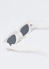 Lentes de sol Neviza blancos con forma rectangular y lentes grises.