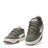 Championes urbanos Puma modelo Park Lifestyle, color verde oliva con detalles en blanco y suela de goma color crema y marrón. Presentan el logo de la marca en el lateral y en la lengüeta.