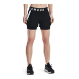 Short deportivo Under Armour Play Up 2 en 1, color negro con cintura elástica con logo de la marca en blanco y raya lateral blanca.