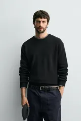 Sweater de punto perlado en color gris, con diseño relaxed fit, cuello redondo y manga larga. Cuenta con acabados en rib en cuello, puños y dobladillo.