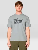 Camiseta gris de manga corta Mountain Hardwear con cuello redondo y estampado gráfico frontal de la marca con tinta a base de agua.