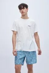 Remera blanca de manga corta con cuello redondo y logo estampado en el pecho.