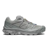 Championes Salomon XT-6, calzado de trail running adaptado para uso urbano. Diseño en color negro, gris, rojo y blanco, con sistema de cordones de ajuste rápido Quicklace y suela de gran tracción.