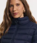 Campera puffer de poliamida color verde oliva, con cuello alto, cierre frontal y diseño acolchado horizontal.