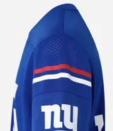 Remera deportiva azul con tecnología Dry, cuello en V, manga corta con estampado lettering y rayas contrastantes, estampado lettering NFL Giants.