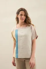Blusa de lino con escote cuadrado y mangas cortas, de diseño relajado con recortes en tonos beige, tostado, celeste y natural.